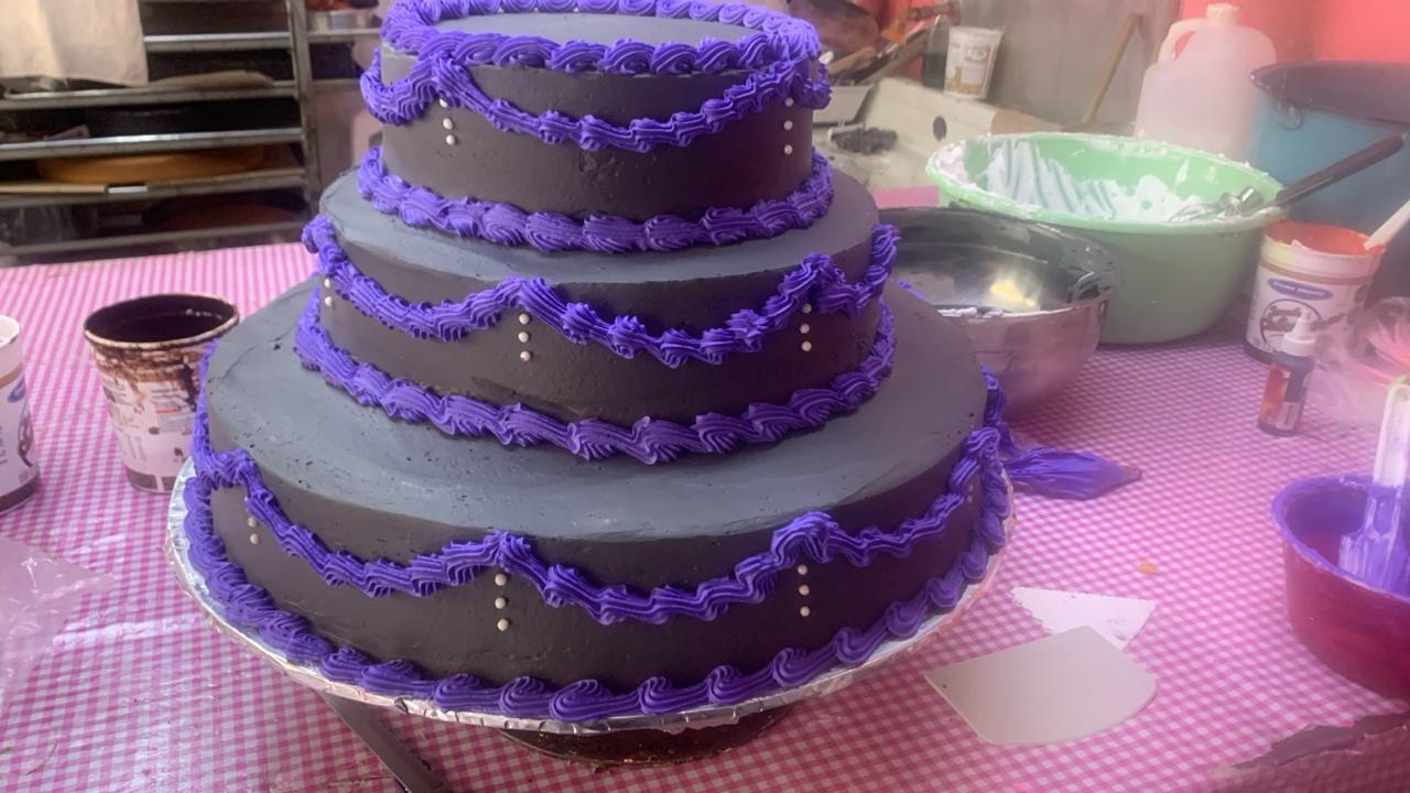 Pastel negro morado 4 pisos