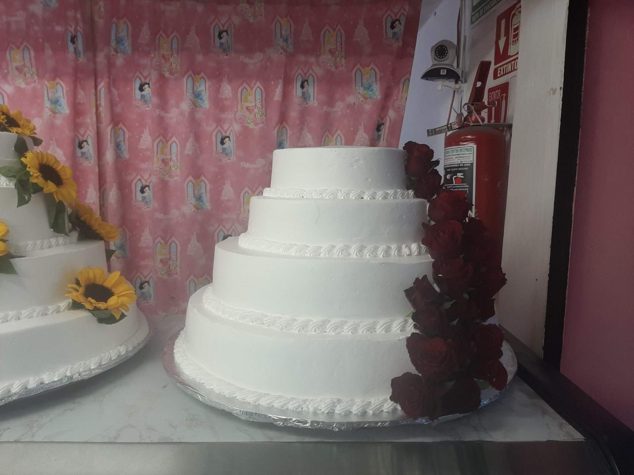 Pastel boda rosas rojas
