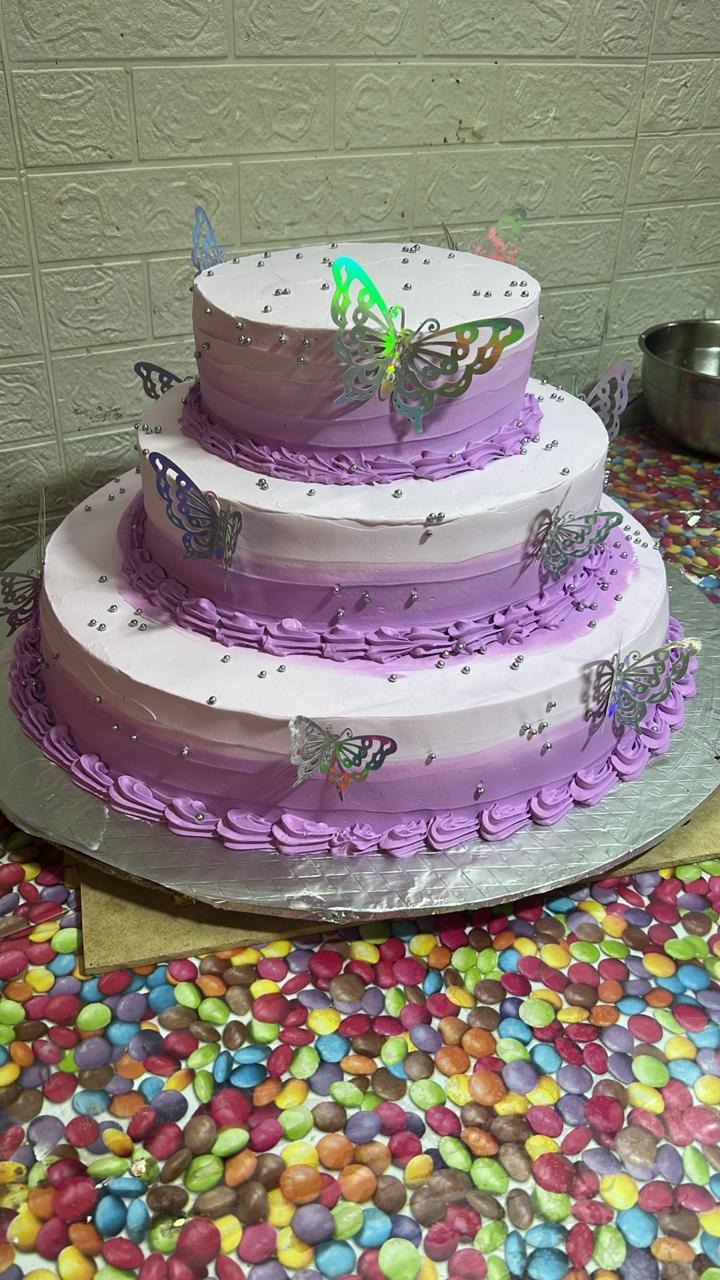 Pastel elegante 3 pisos morado mariposas