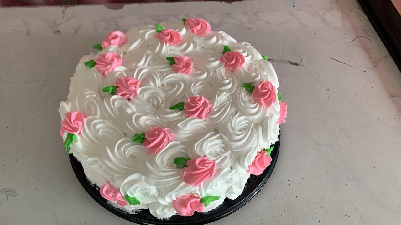 Pastel blanco rosas rosas