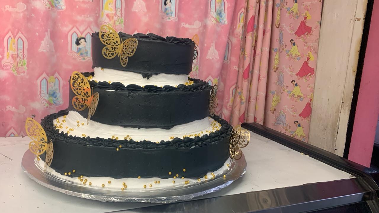 Pastel elegante negro mariposas doradas