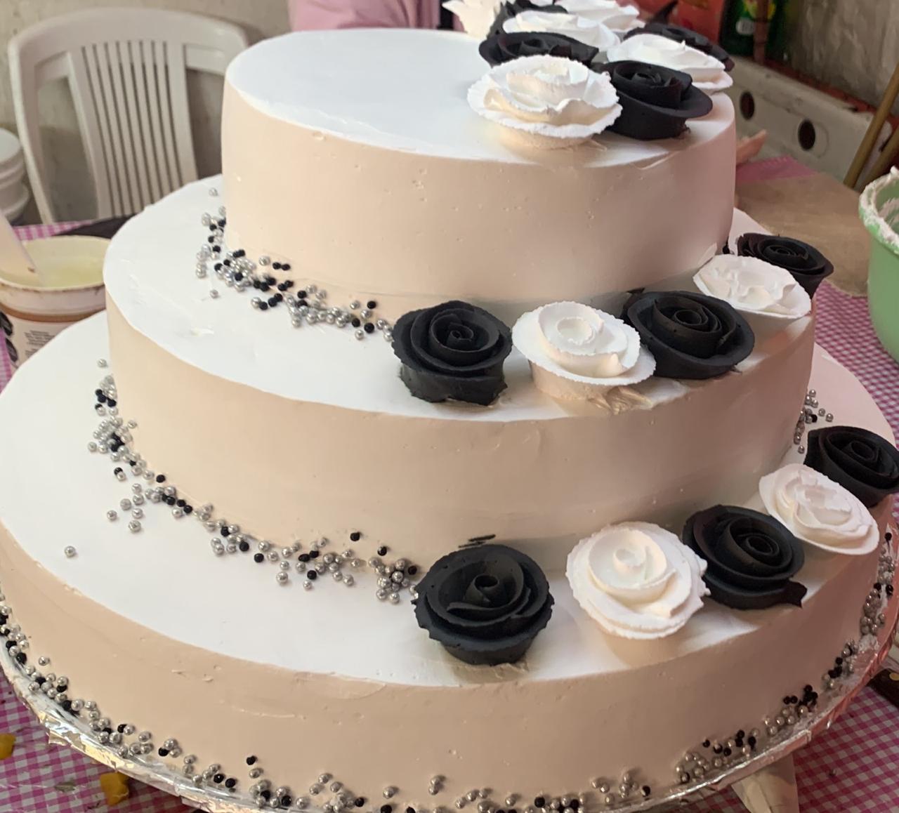 Pastel boda rosas negro blanco