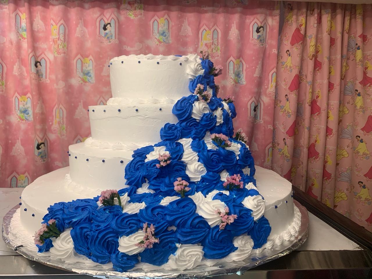 Pastel boda rosas azules cascada