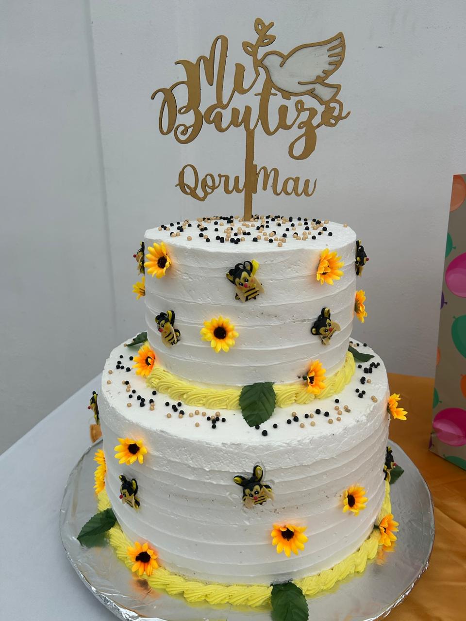 Pastel bautizo girasoles abejitas