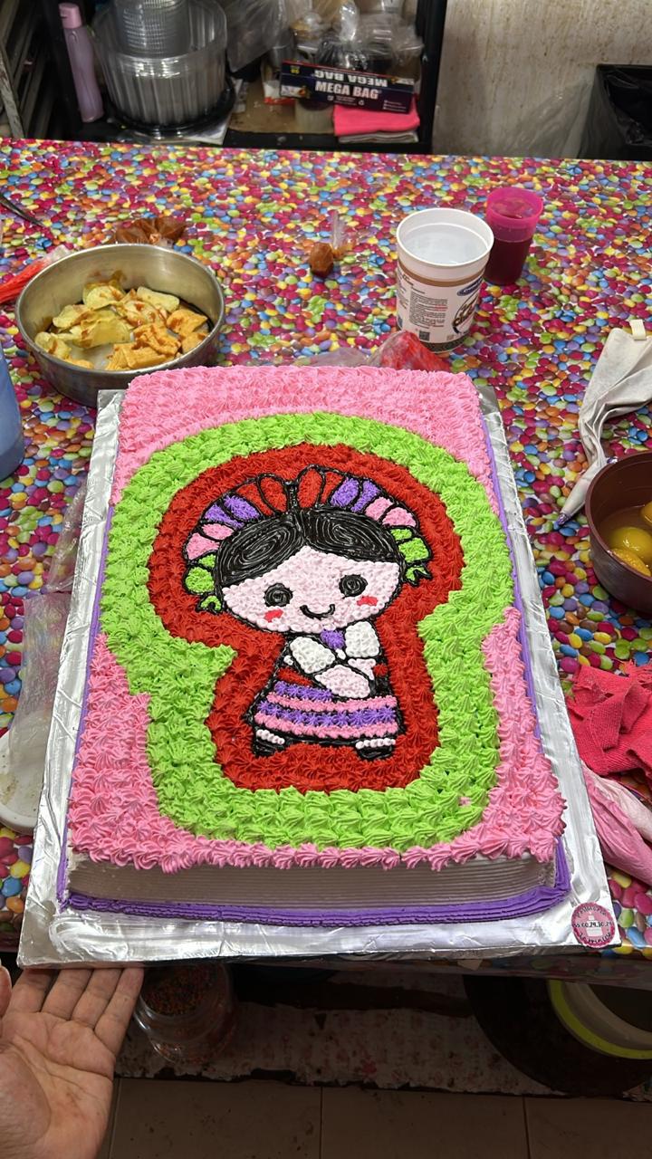 Pastel muñeca mexicana artesanal